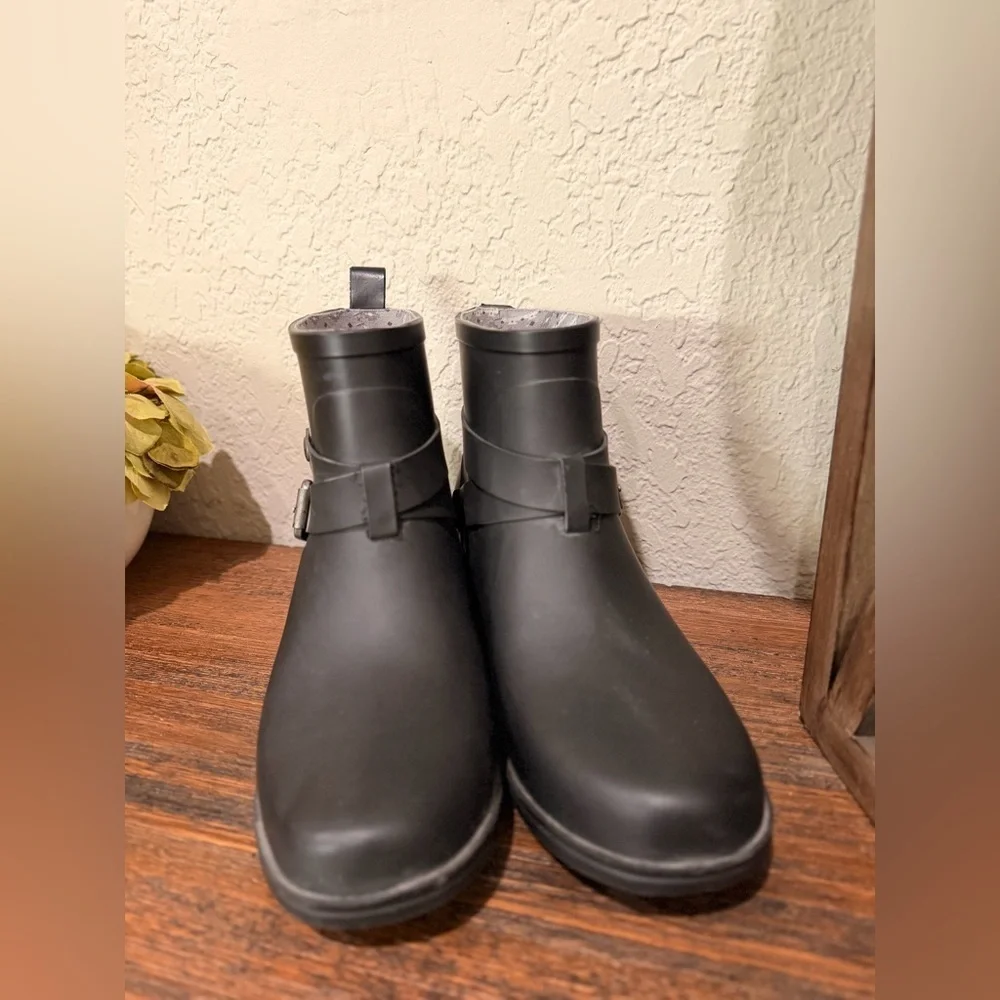 Black Rubber LUCKY BRAND Rindah Pull On Ankle Boots 7 rain boots perfect